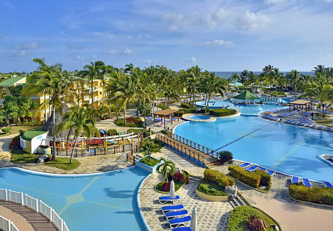 На соседних островах Кайо-Коко и Кайо-Санта-Мария расположены десятки курортных отелей, в основном категорий 4* и 5*