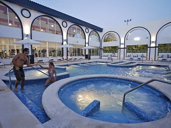 Бассейн в отеле SANDOS PLAYACAR BEACH RESORT 5*