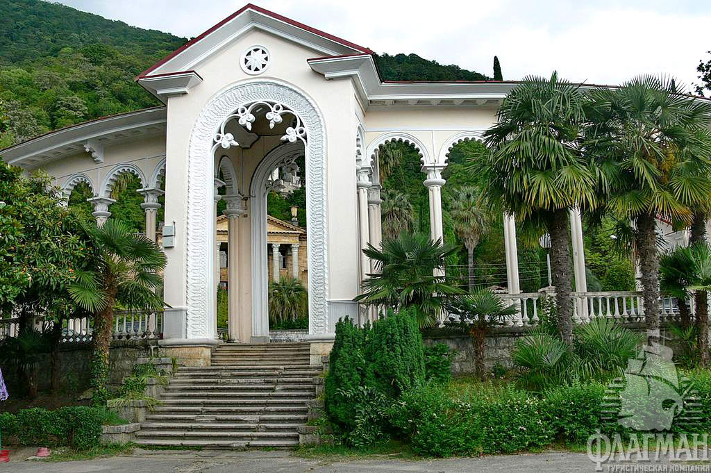 Колоннада в Гагре