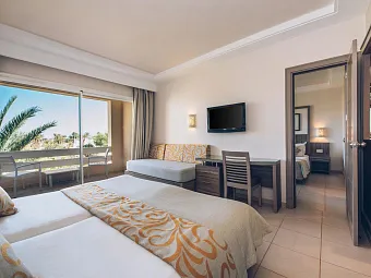  Double Interconnected Room