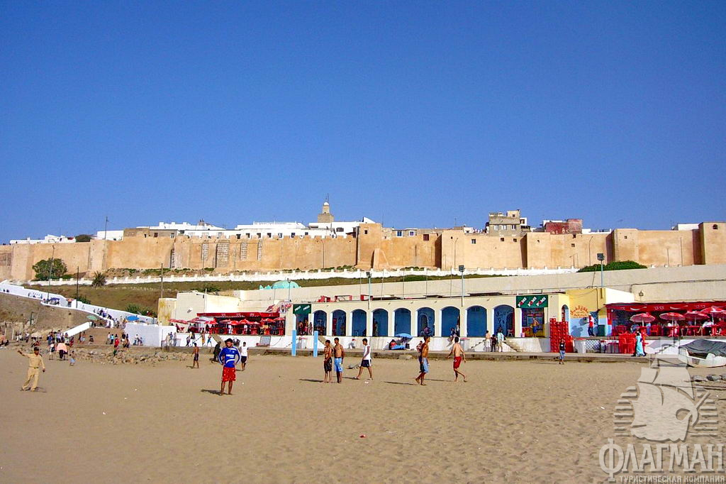 Пляж в Рабате, вид на медину.