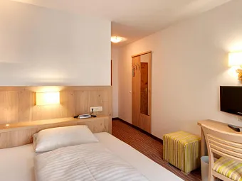 Отель GRUENER BAUM HOTEL 3*