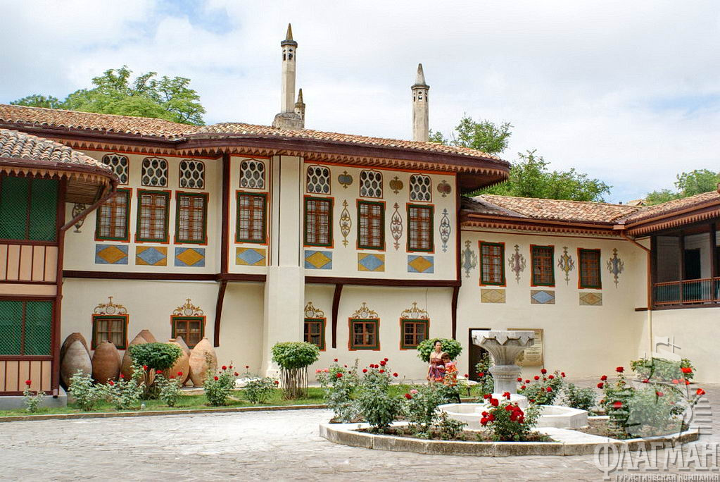 Ханский дворец в Бахчисарае. Архитектурный стиль дворца продолжает традиции османской архитектуры XVI—XVII веков.