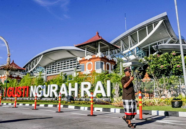 Международный аэропорт Нгурах Рай в пригороде Денпасара - административном центре Бали. Здесть начиинается и заканчиаются путешествия на Били.