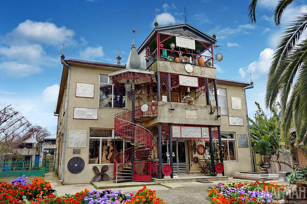 Дом-музей Хецуриани. Здесь собрано более двух тысяч оригинальных экспонатов этнографии, истории и культуры Абхазии