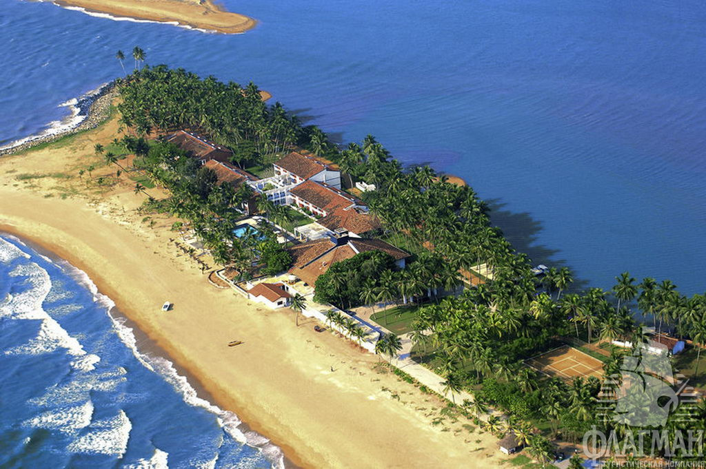 Один из отелей - Avani Kalutara Resort.