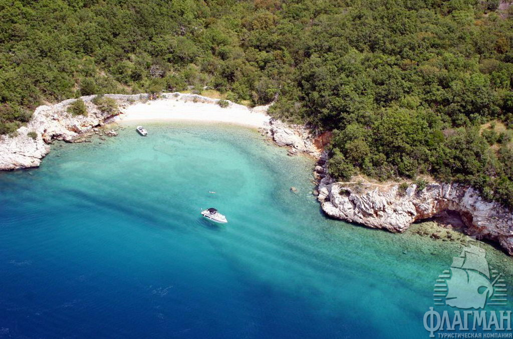 Береговая линия вблизи города.