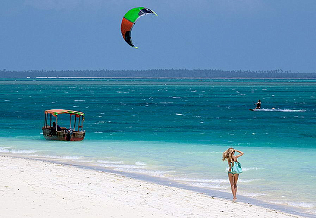 Южная часть острова - рай для кайтеров и виндсерферов, но цивилизации тут порой нет совсем.