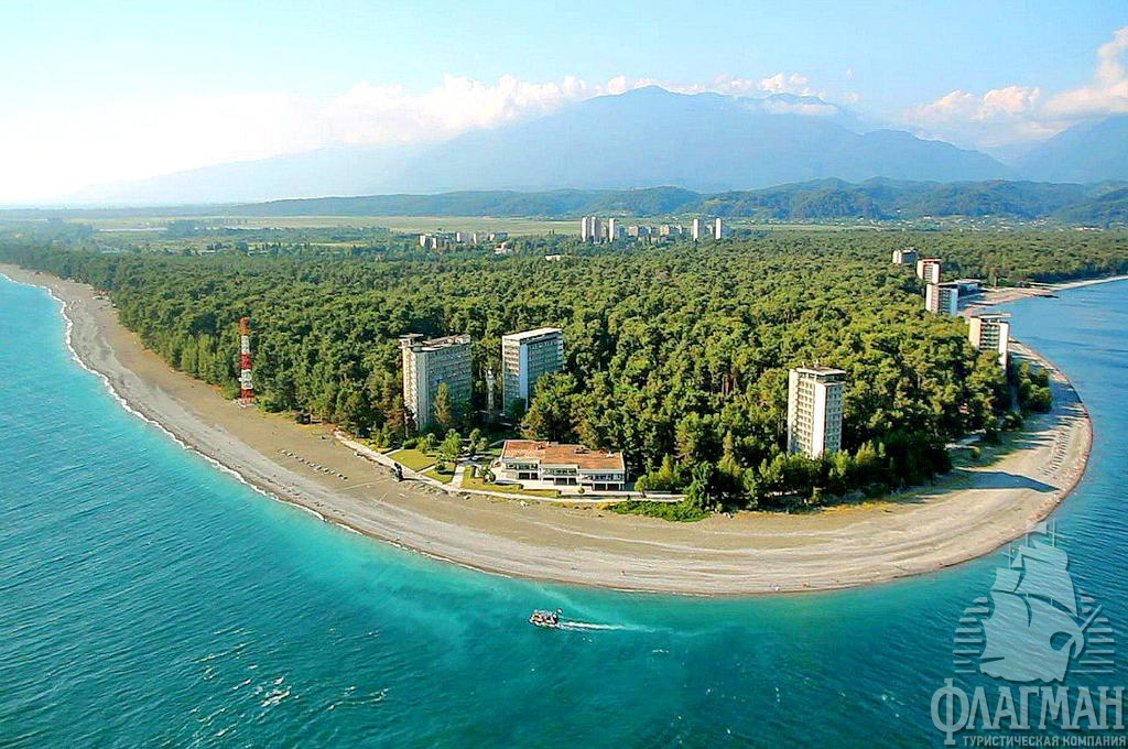 Мыс Пицунда. В реликтовой сосновой роще возвышаются корпуса пансионатов комплекса "Курорт Пицунда"