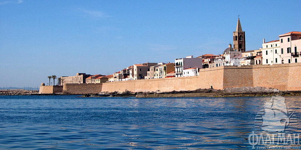 Альгеро. За городской стеной один из красивейших городов Сардинии.