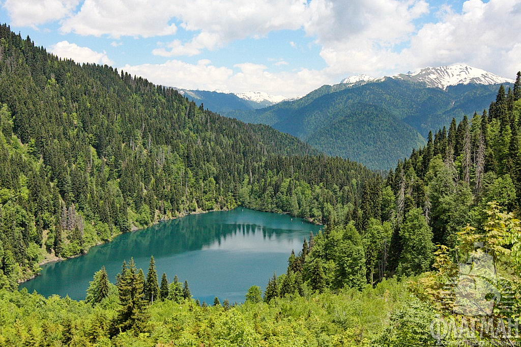 Озеро Рица в соседней Абхазии