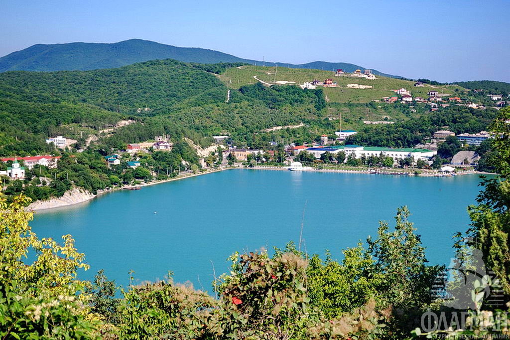  Озеро Абрау, здесь расположен знаменитый завод шампанских вин.