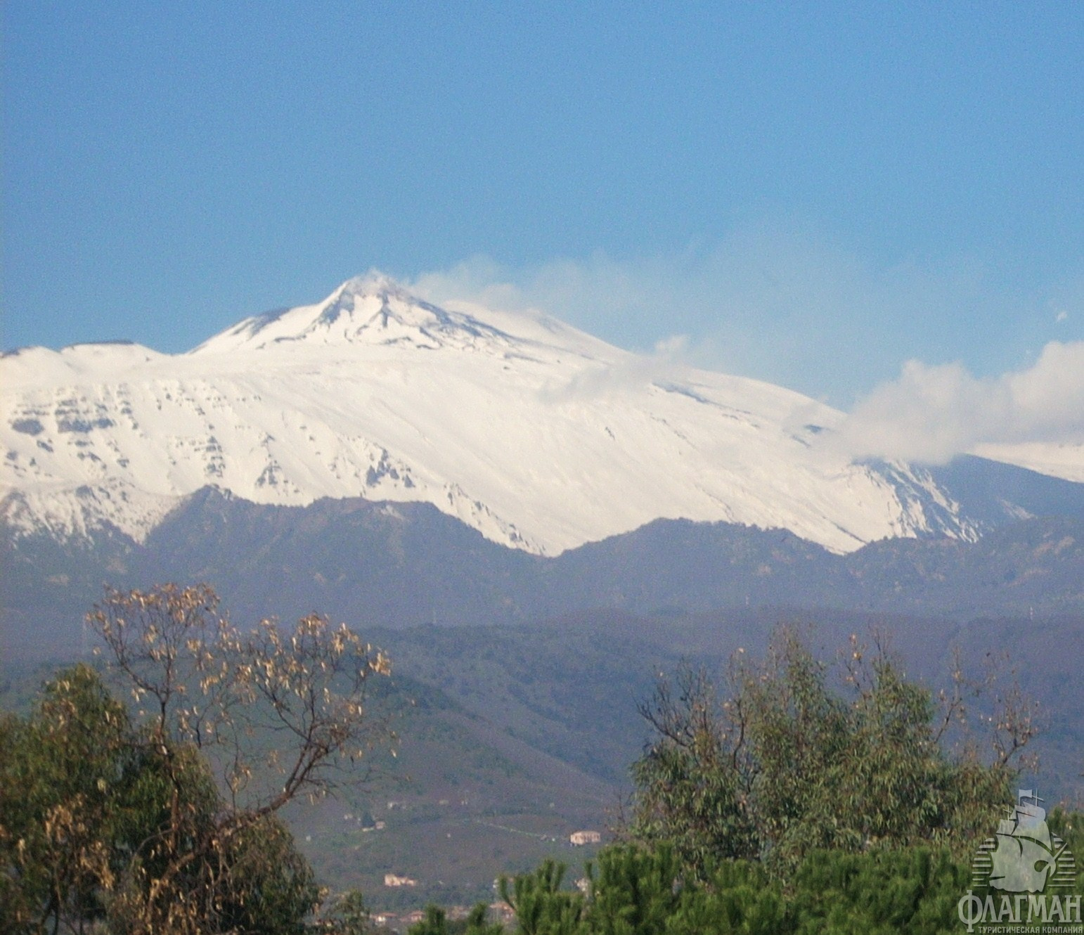 Вулкан Этна зимой покрывается снегом.